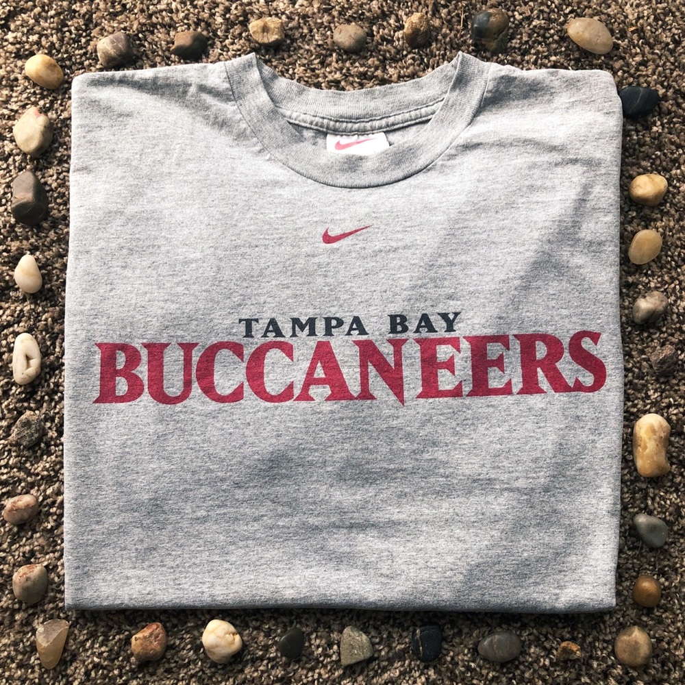 🥳 Men’s large nike buccaneers shirt